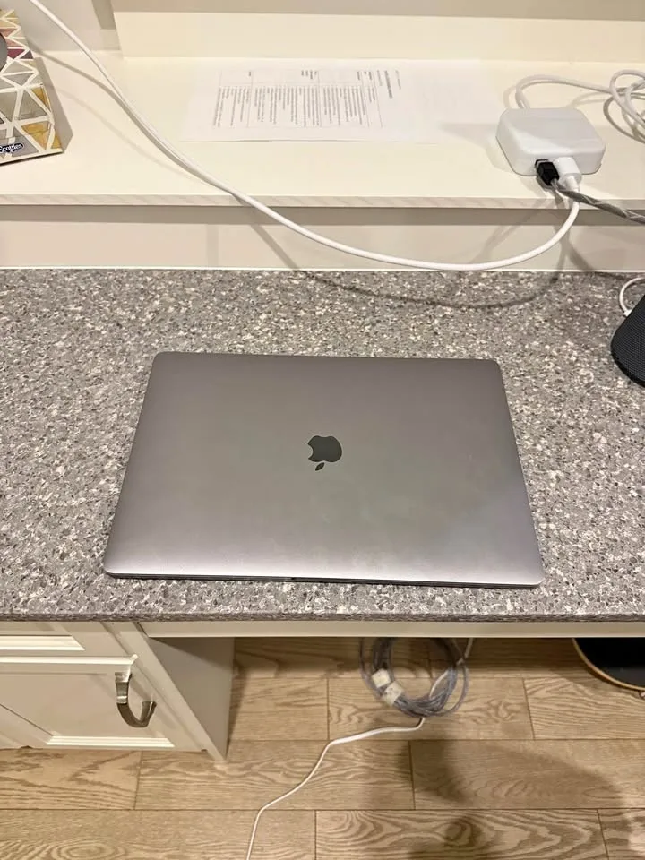 Apple MacBook Pro 15 inch (Brand new battery)