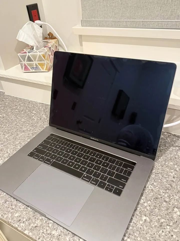 Apple MacBook Pro 15 inch (Brand new battery) image indicator(2)