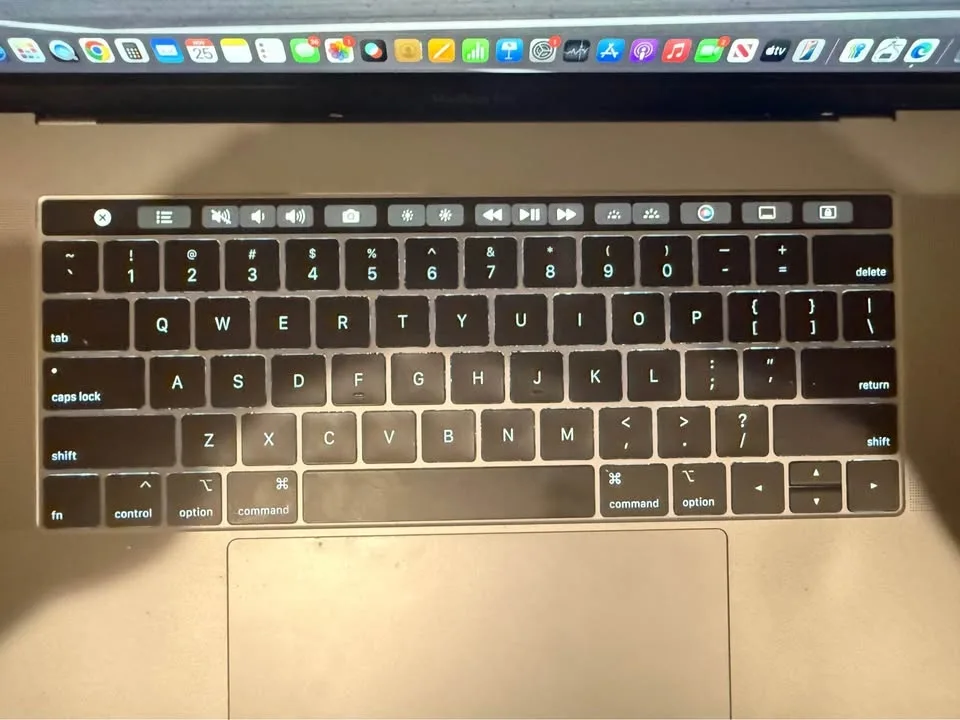 Apple MacBook Pro 15 inch (Brand new battery) image indicator(5)