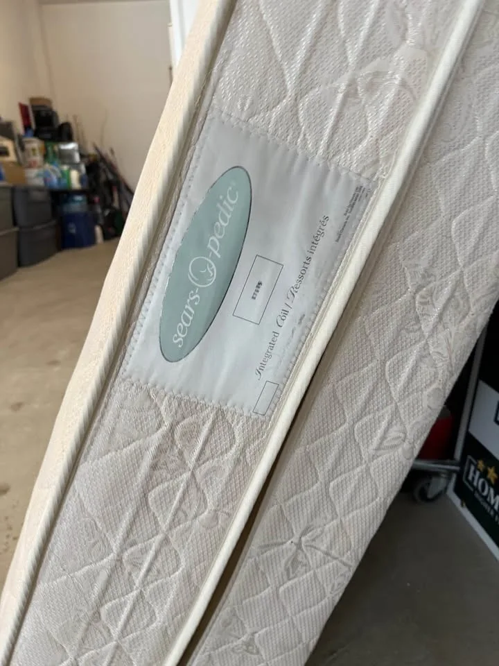 Queen Mattress + Box Spring – Clean, Comfortable, Great Conditio image indicator(2)