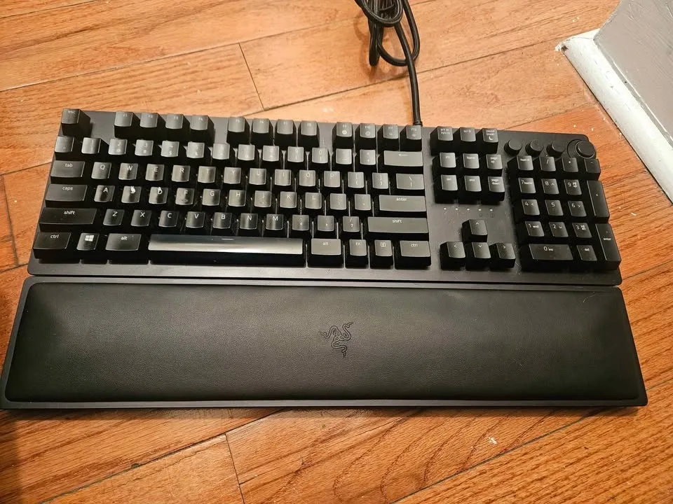Razer Huntsman Elite Keyboard + Goliathus Chroma Mat (Used) image indicator(2)