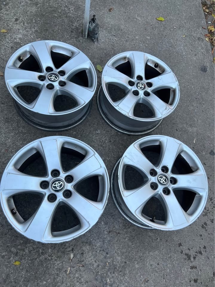 17 inch Toyota sienna OEM rims - photo 2