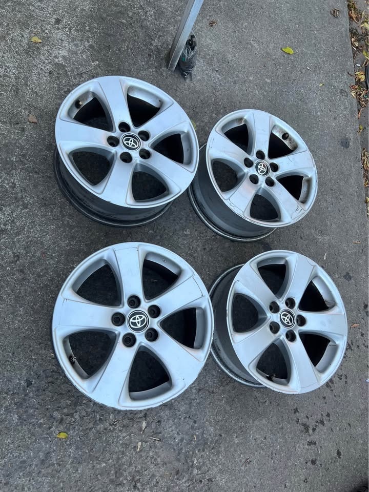 17 inch Toyota sienna OEM rims - photo 3