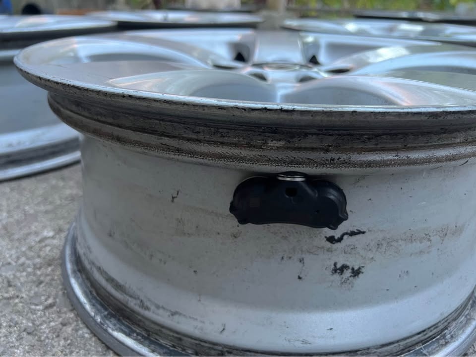 17 inch Toyota sienna OEM rims - photo 4