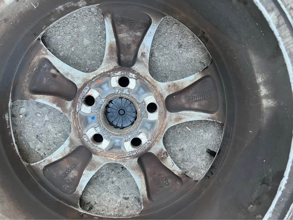 17 inch Toyota sienna OEM rims - photo 5