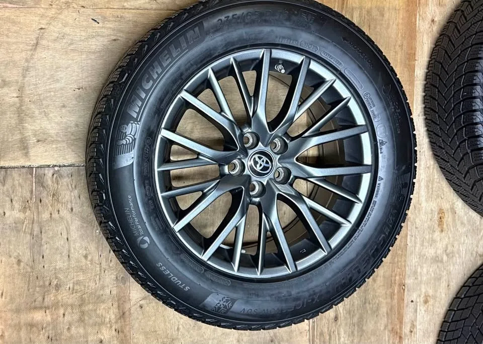 235/65R18 Toyota Highlander, like new winter package