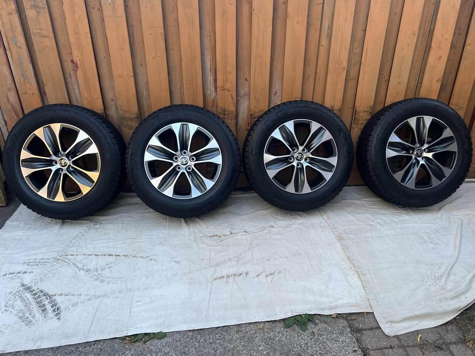 235/65R18 Toyota Highlander Bridgestone winter package tires and - photo 2