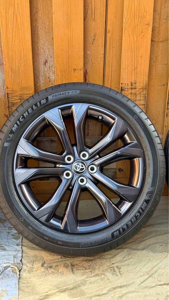 235/50R20 Toyota sienna 2025 extreme sport edition all season Mi