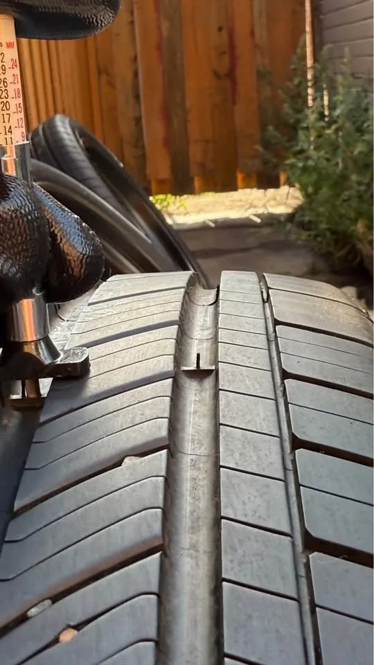 235/50R20 Toyota sienna 2025 extreme sport edition all season Mi image indicator(3)