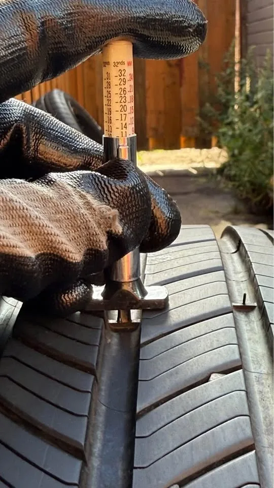 235/50R20 Toyota sienna 2025 extreme sport edition all season Mi image indicator(8)