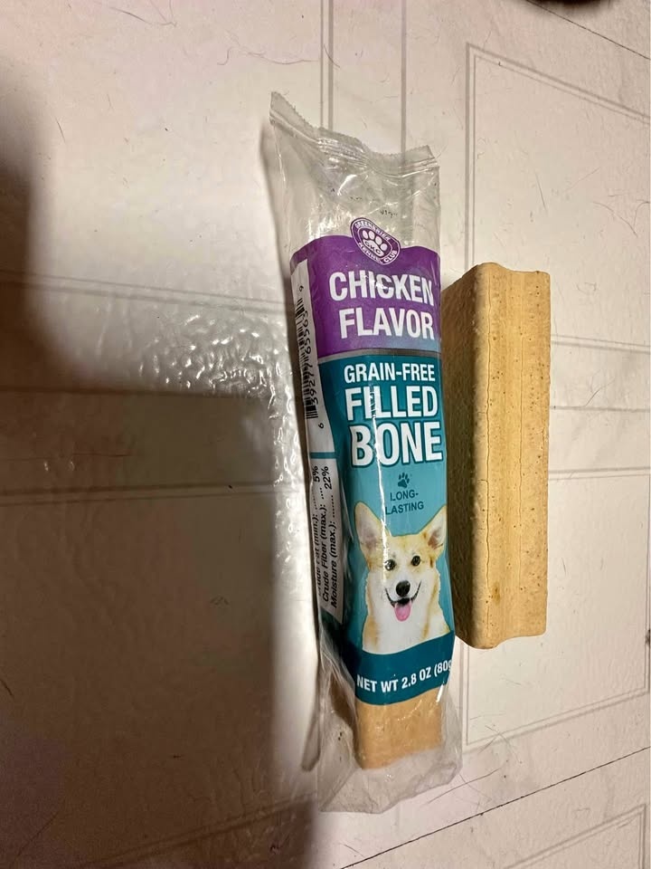 Two filled bones for dogs, 2.8-ounce each, chicken-flavor