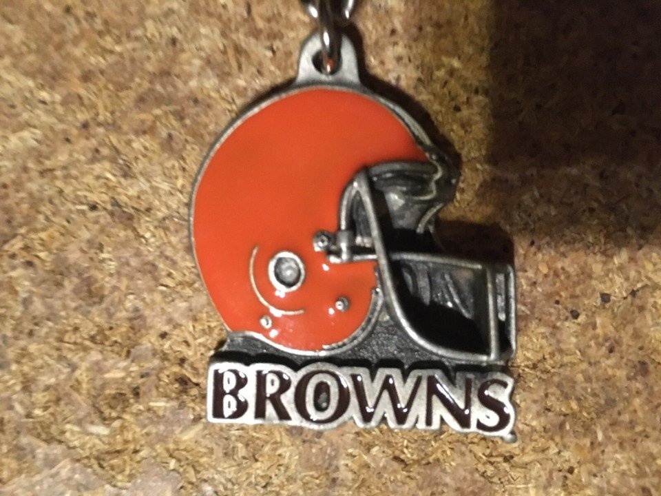 VINTAGE 1990 NFL FOOTBALL CLEVELAND BROWNS PEWTER KEYCHAIN - photo 2