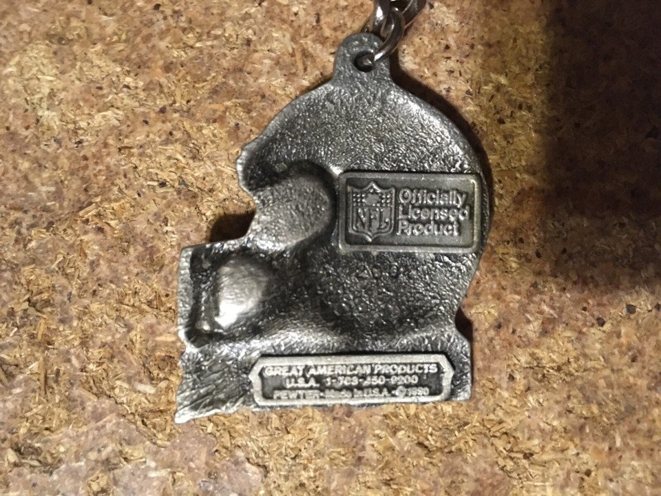 VINTAGE 1990 NFL FOOTBALL CLEVELAND BROWNS PEWTER KEYCHAIN - photo 3