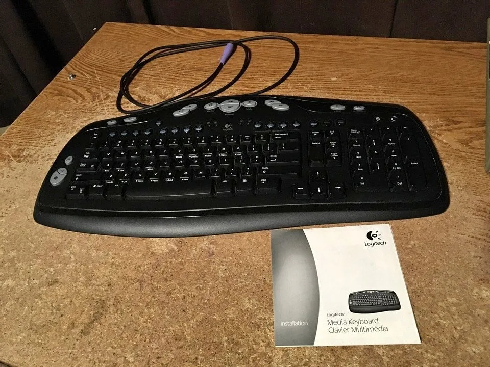 LOGITECH CORDED KEYBOARD MODEL # Y-BH52 WORKING