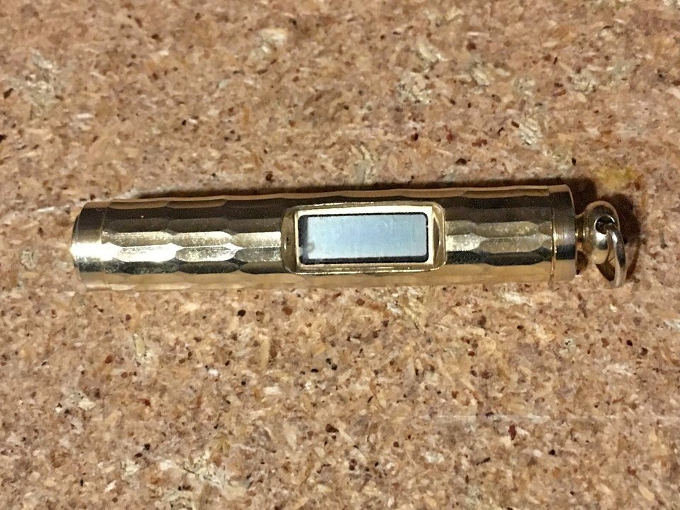 VINTAGE DIGITAL GOLD TONE PENDANT WATCH NECKLACE CYLINDER