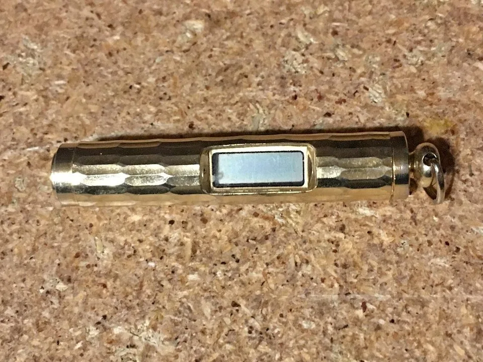 VINTAGE DIGITAL GOLD TONE PENDANT WATCH NECKLACE CYLINDER