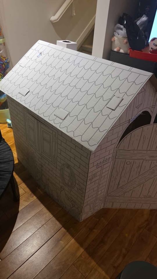 Free cardboard playhouse - photo 2