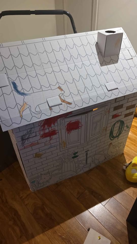 Free cardboard playhouse - photo 3