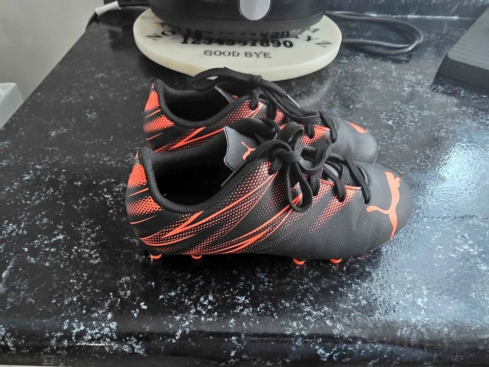 Kids soccer shoes