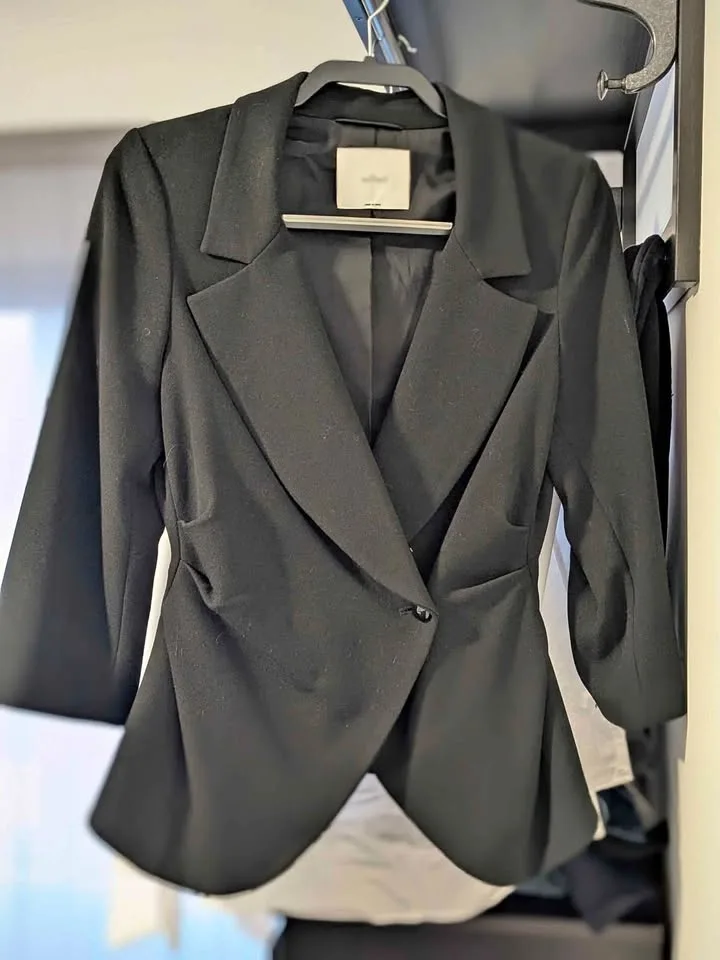 Wilfred, Women's Black Blazer, Fitted at Waist, Size 8