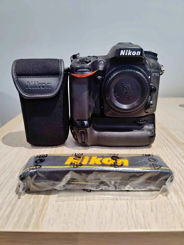 Nikon D7100 DSLR - With Original Battery Grip and Charger