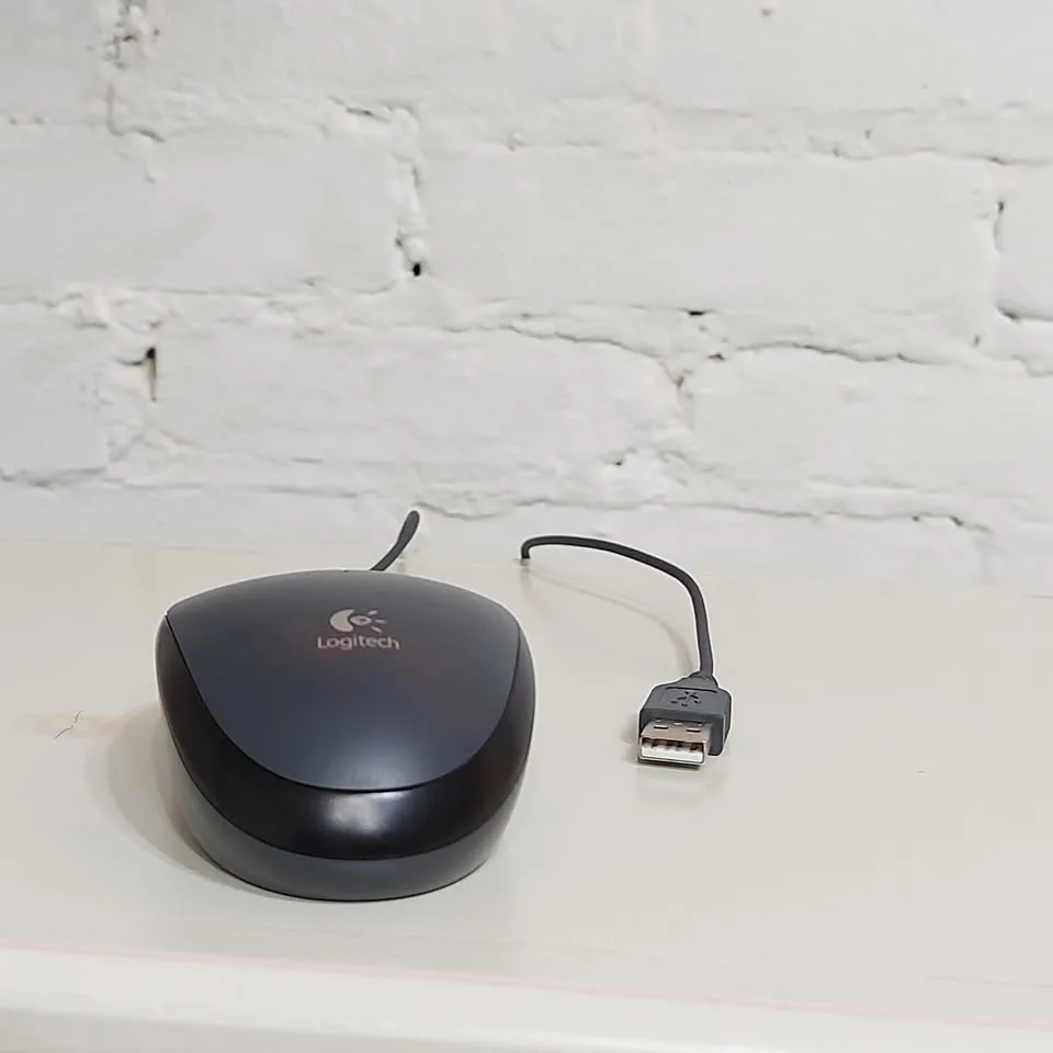 Logitech M100 USB Wired Mouse image indicator(3)