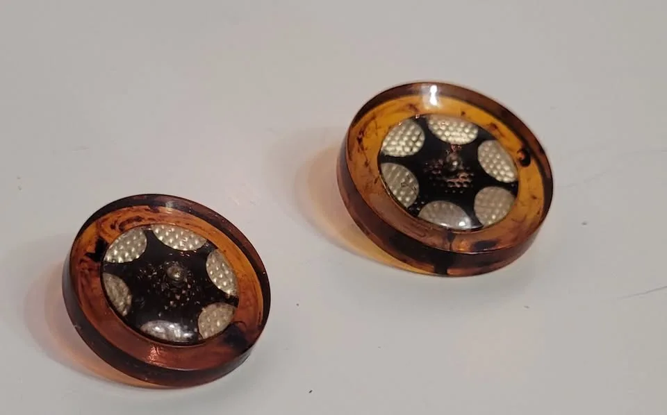 Apple Juice Bakelite Buttons (vintage) image indicator(3)