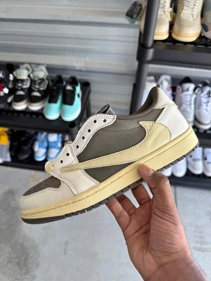 BRAND NEW (TRAVIS SCOTT) OLIVE GREEN DUNKS FOR SALE! (SIZE 9)