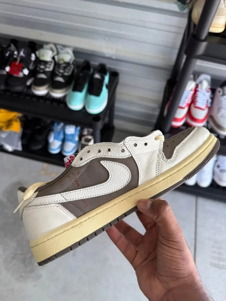 BRAND NEW (TRAVIS SCOTT) OLIVE GREEN DUNKS FOR SALE! (SIZE 9) image indicator(2)