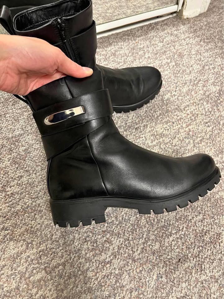 ECCO Black Leather Boots – Size 39 / 8-8.5 – Worn Once – Like Ne