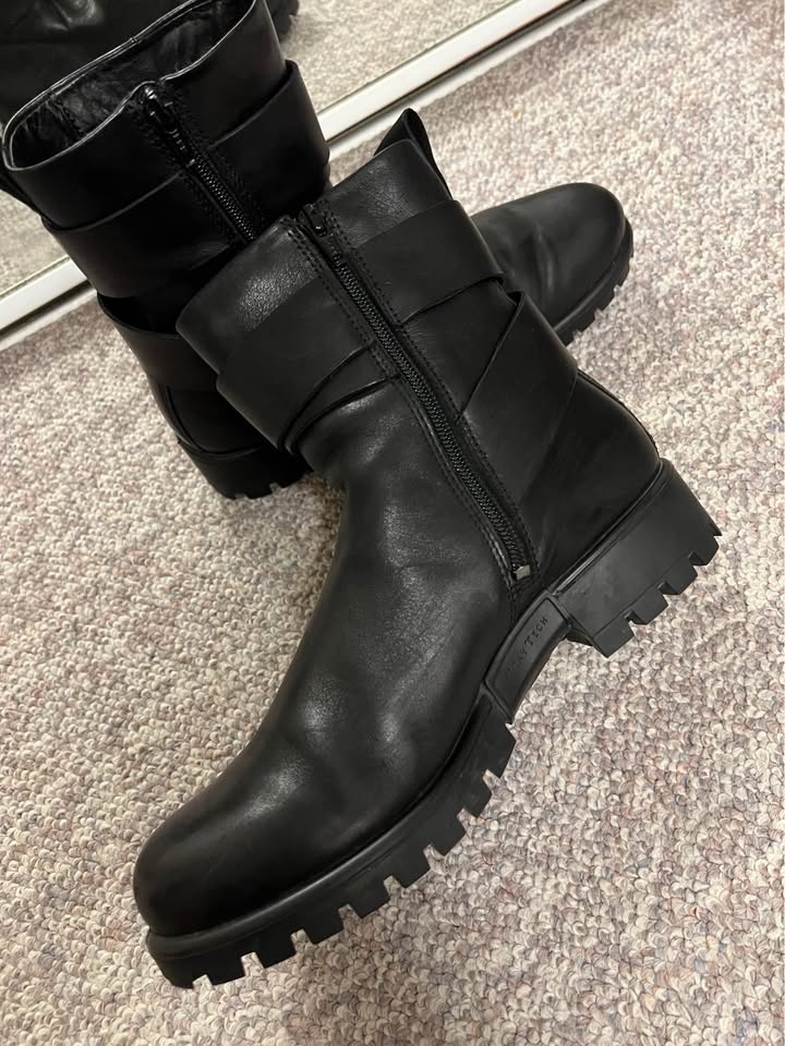 ECCO Black Leather Boots – Size 39 / 8-8.5 – Worn Once – Like Ne - photo 2