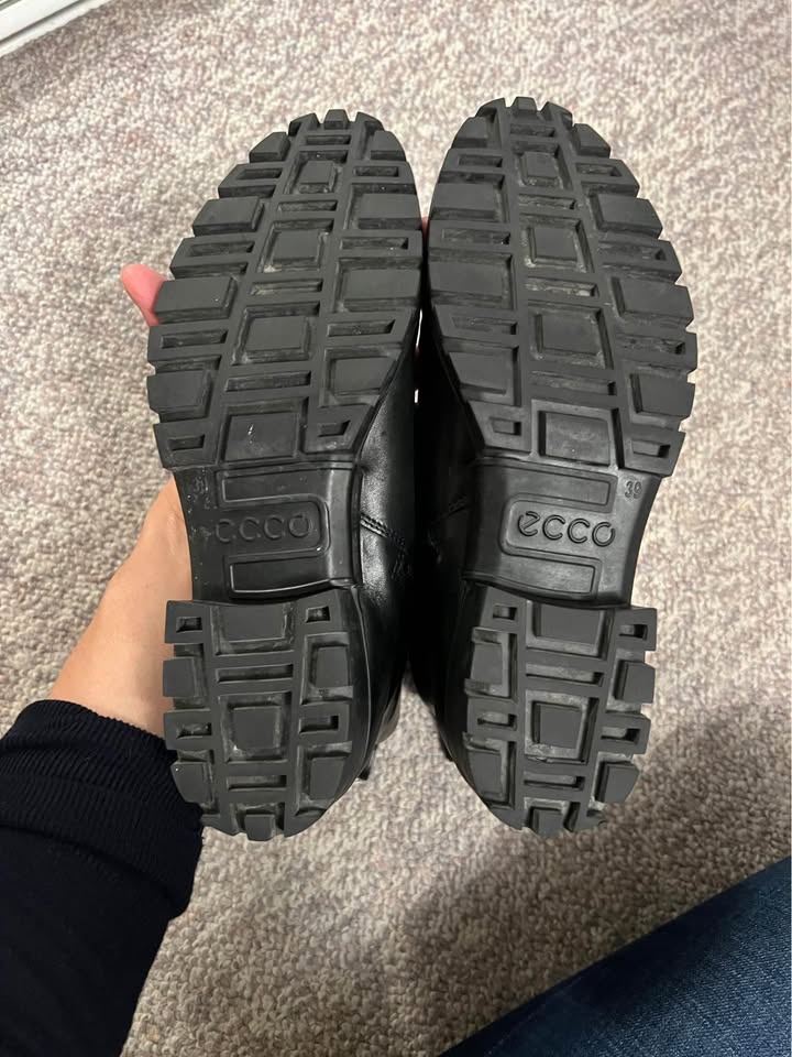 ECCO Black Leather Boots – Size 39 / 8-8.5 – Worn Once – Like Ne - photo 4
