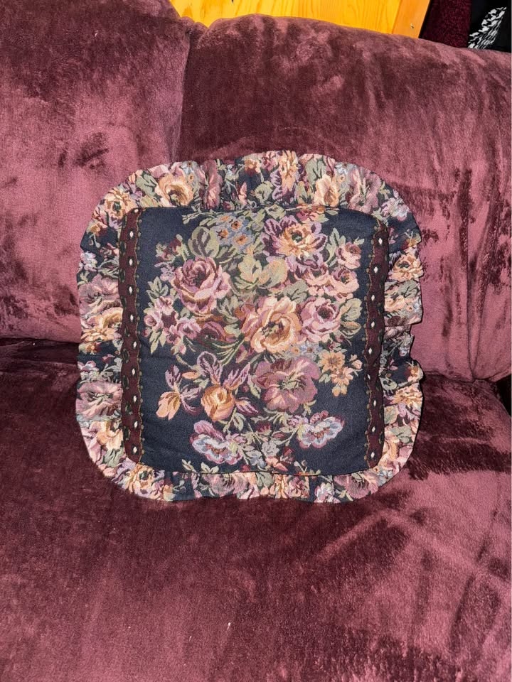 4 floral tapestry ruffled cushion - photo 2