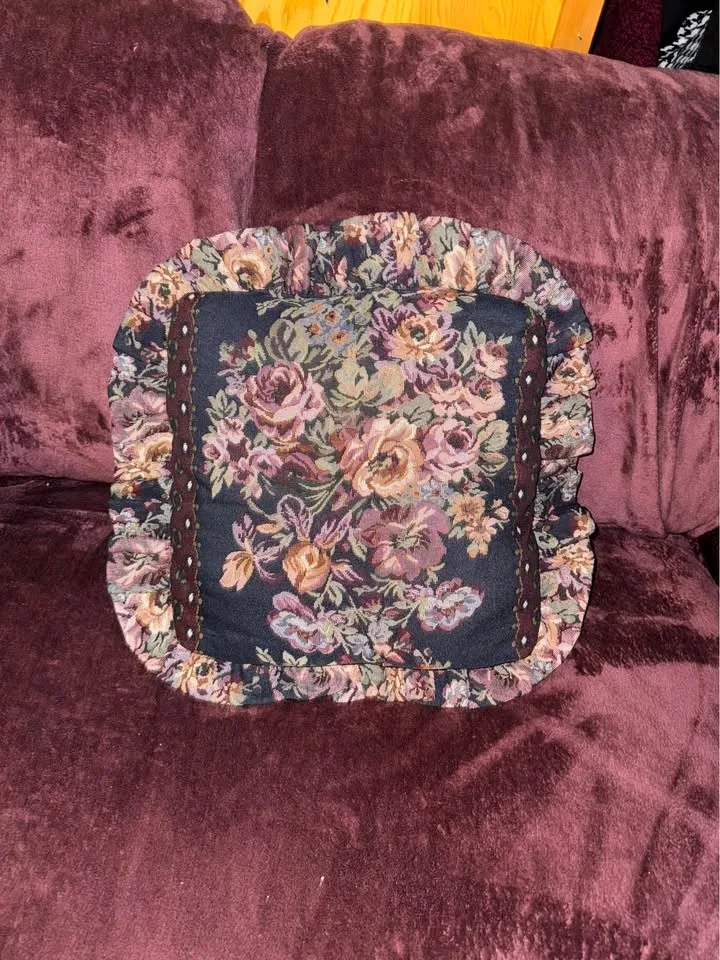 4 floral tapestry ruffled cushion image indicator(2)