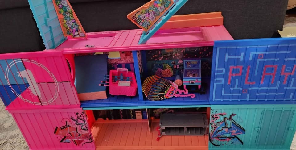 L.O.L Surprise Clubhouse and Van - photo 2