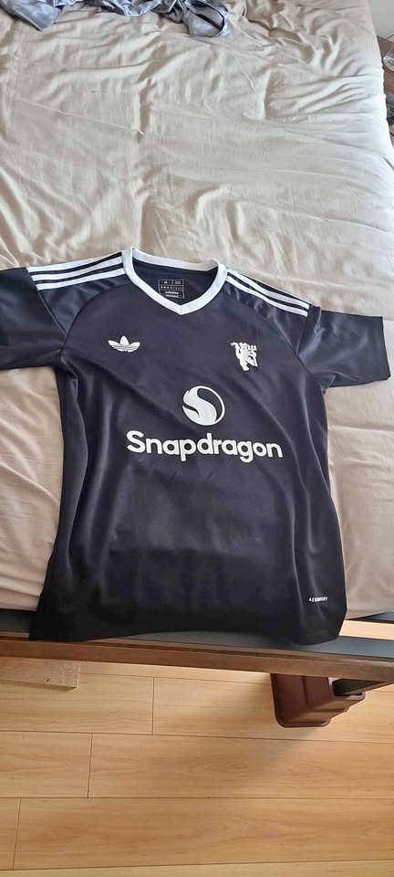 Manchester United Goalkeeper Jersey - Size Medium
