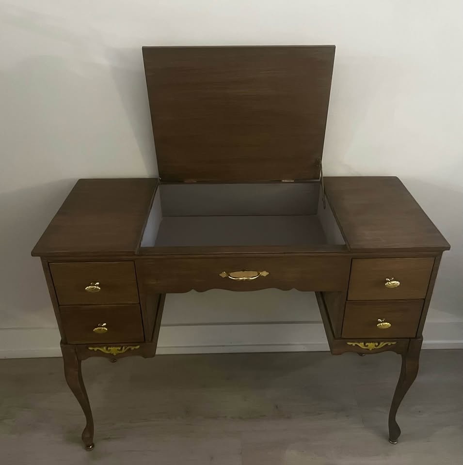 Refurbished Vintage Vanity Desk – Charming & Functional - photo 3