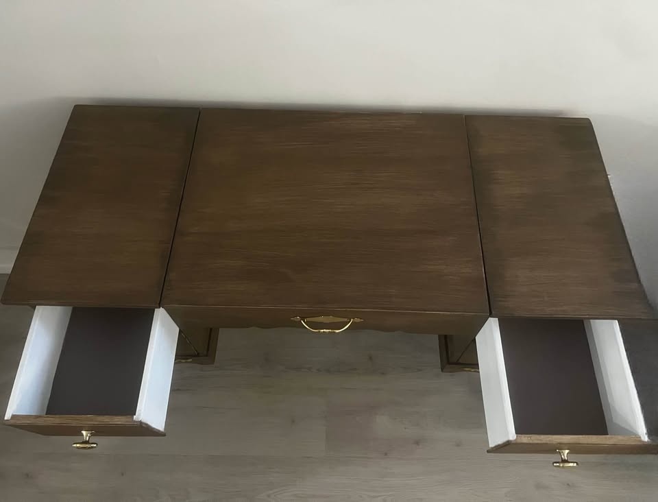 Refurbished Vintage Vanity Desk – Charming & Functional - photo 4