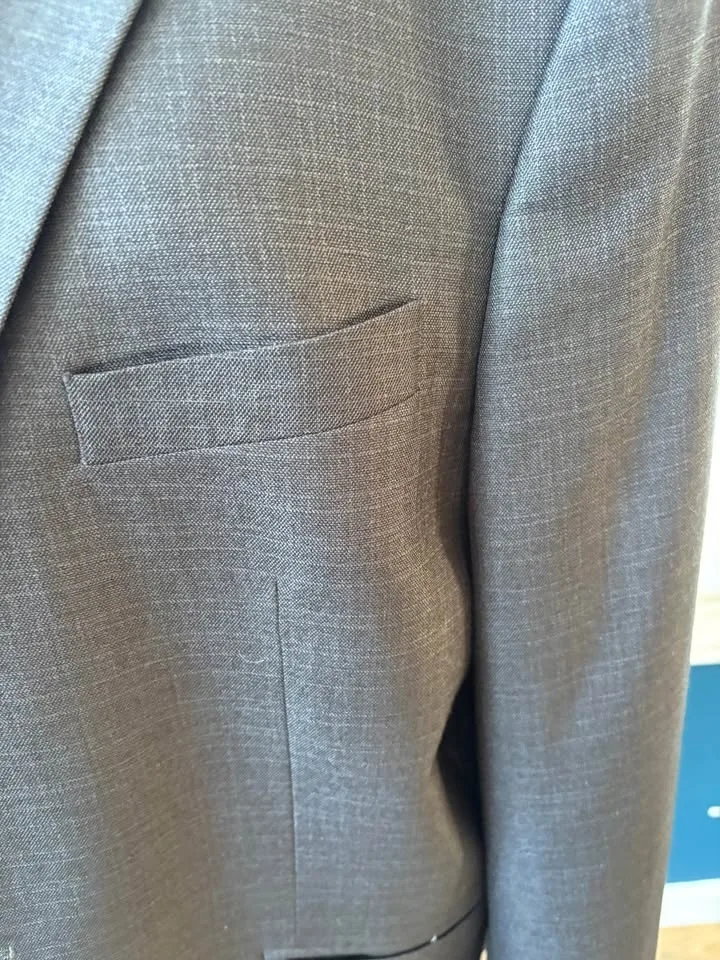 Kenneth Cole 2 piece Suit 38R image indicator(4)