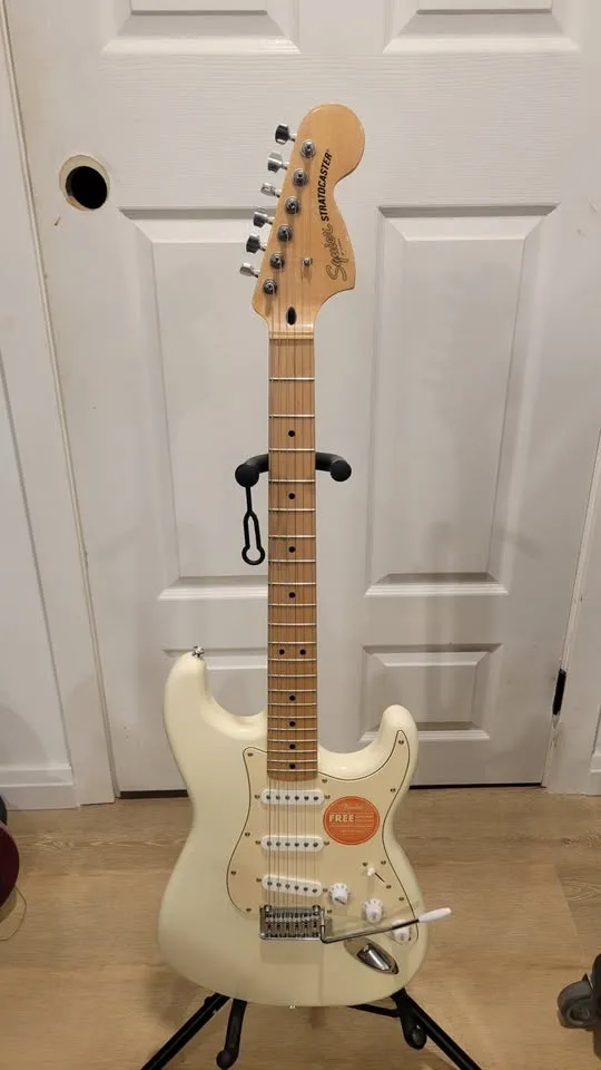$300 Squier Standard Stratocaster Electric Guitar image indicator(2)