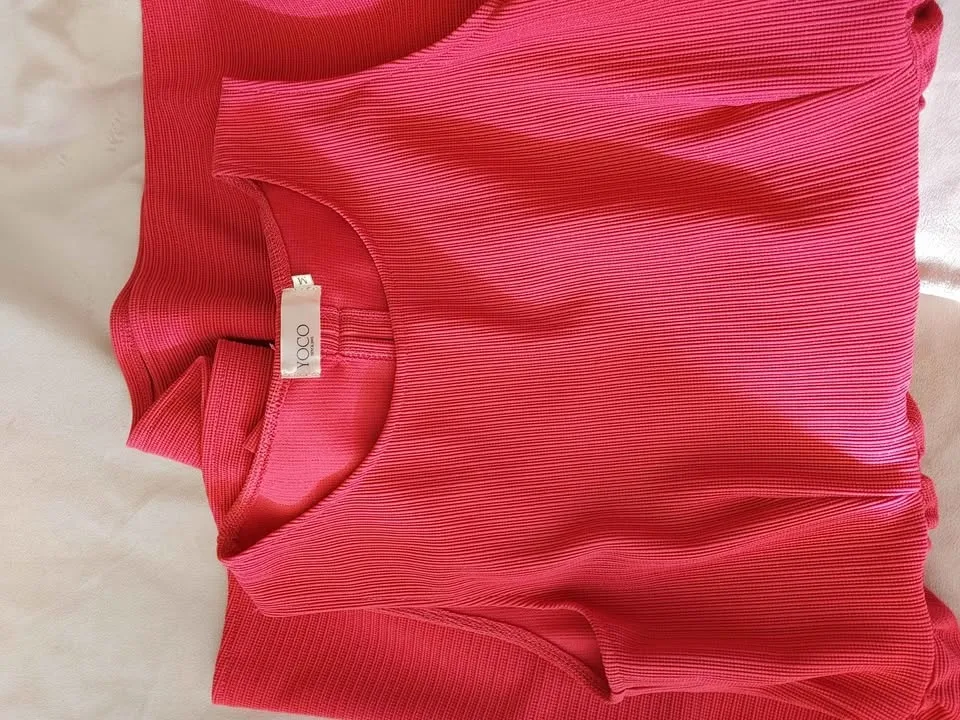 Bright Pink Rib-Knit Dress with Bows on the Back image indicator(4)