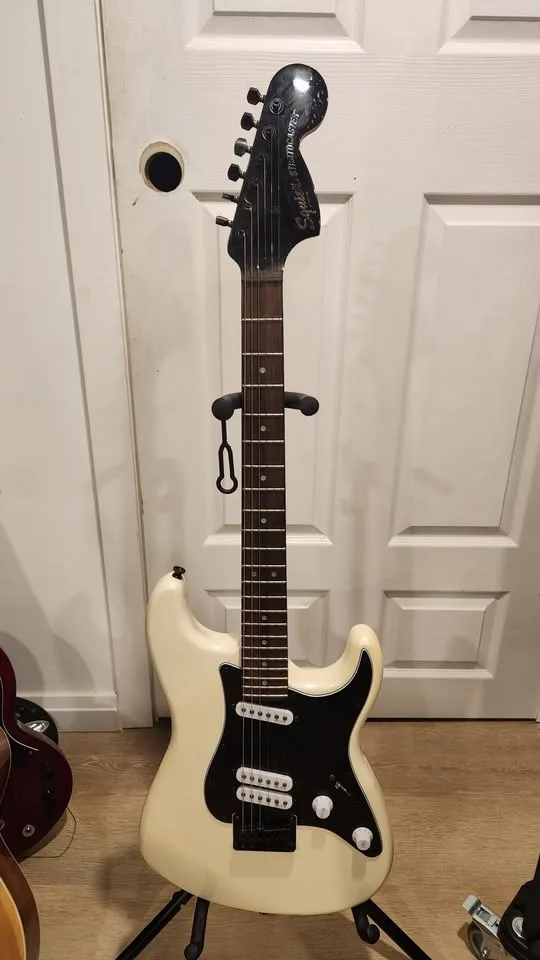 $450 Squier Strat Special Hardtail - Pearl White image indicator(2)