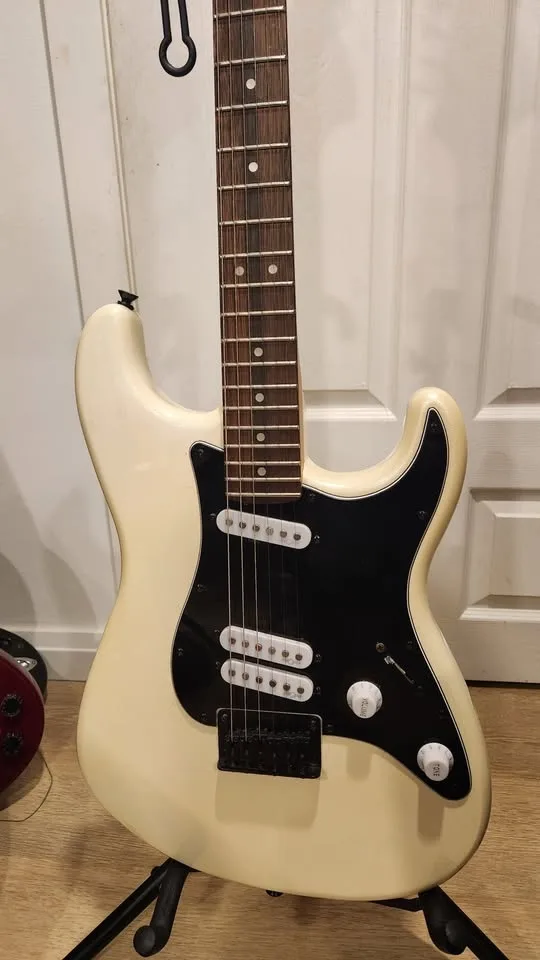 $450 Squier Strat Special Hardtail - Pearl White image indicator(3)
