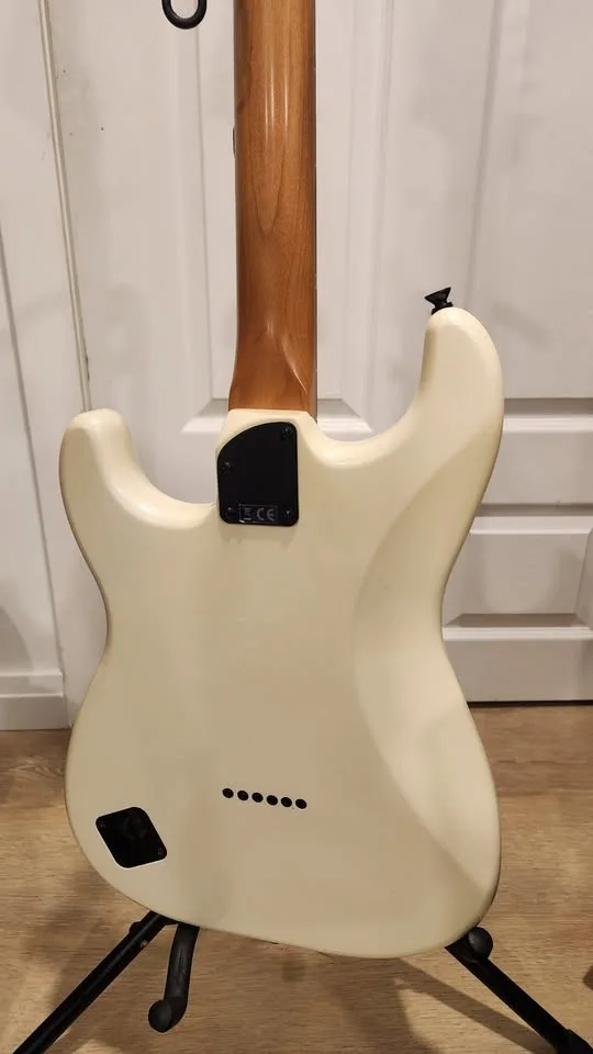 $450 Squier Strat Special Hardtail - Pearl White image indicator(7)