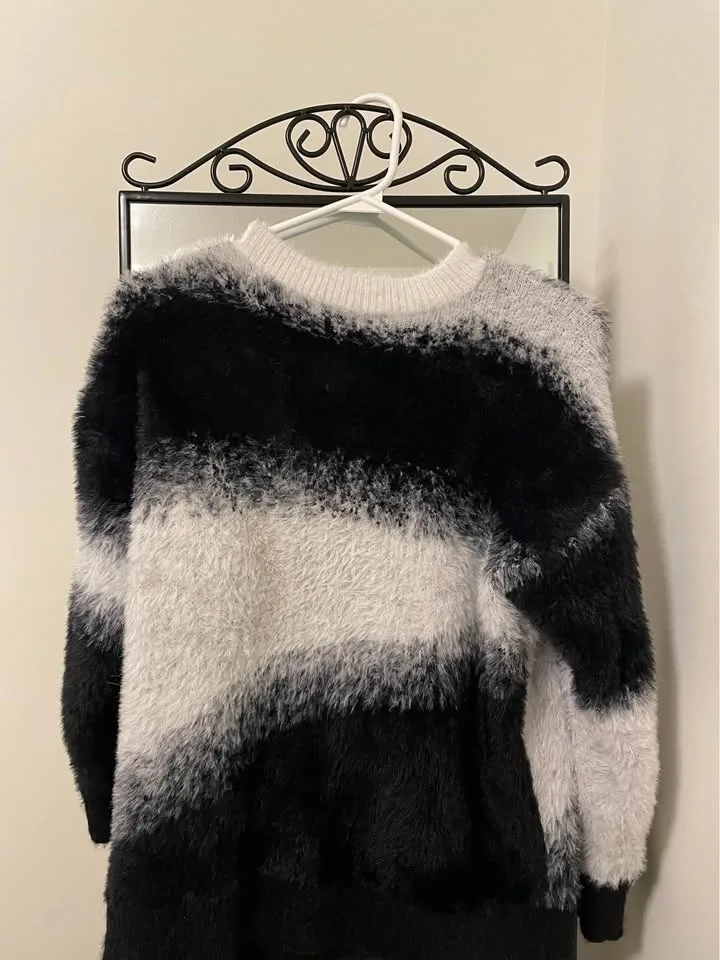 Black and white stripes sweater image indicator(2)