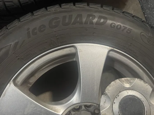 Yokohama Winter Tires and Rims 215/65/R16 image indicator(7)