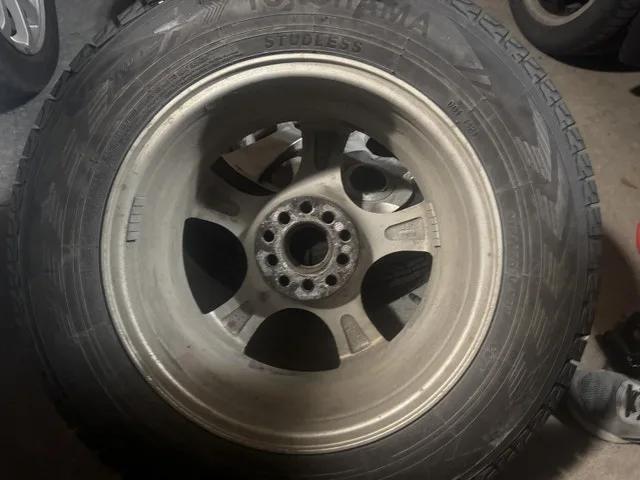 Yokohama Winter Tires and Rims 215/65/R16 image indicator(8)