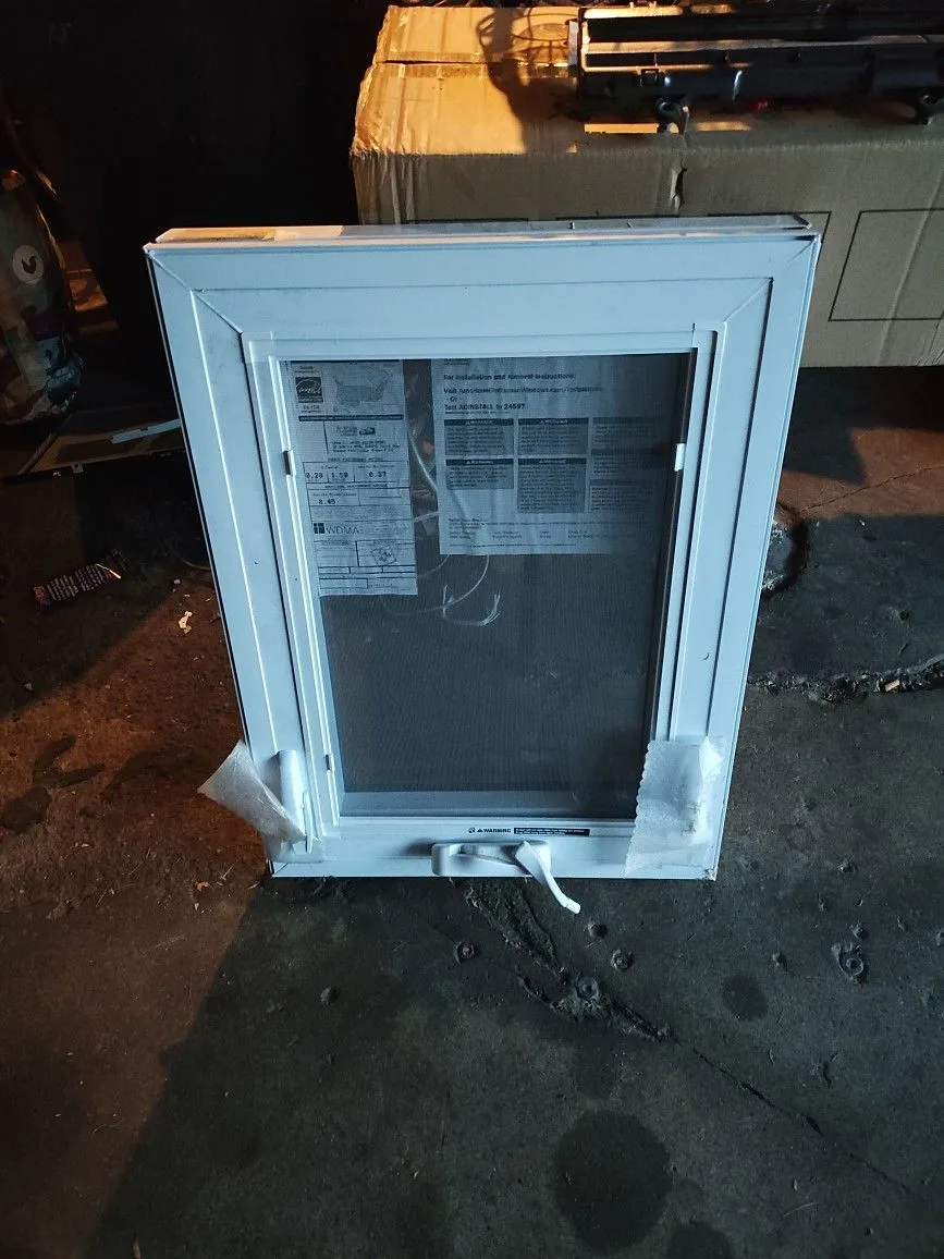 Window Right Hand Crank Out 21x28 - photo 3