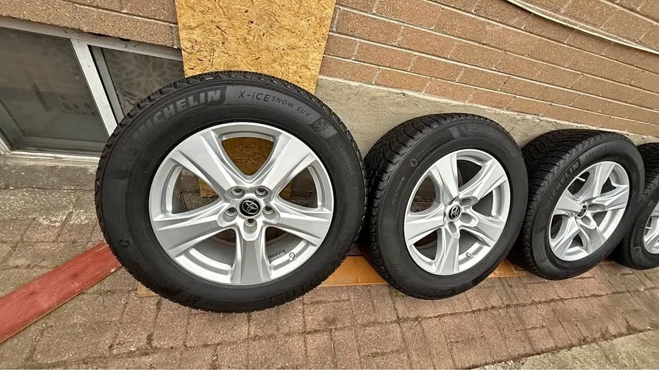 235/65R18 Toyota Highlander winter package ￼