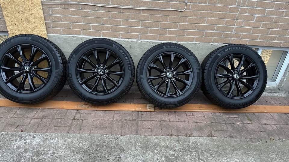 235/60R18 2025 Honda CRV Michelin Winter package original ￼ - photo 3